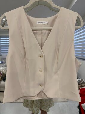Avec Les Filles Women’s Light Cream V-Neck Button Vest Top size XL